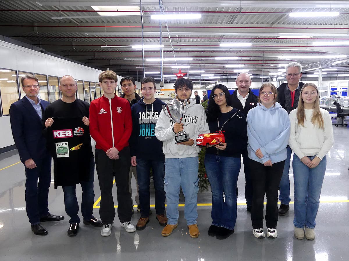 Bulli-Challenge 2025, Pokalübergabe an das Sieger-Team Cars95 des Gymnasiums Barntrup (KEB Automation KG) Bulli-Challenge 2025, Pokalübergabe an das Sieger-Team Cars95 des Gymnasiums Barntrup (KEB Automation KG)